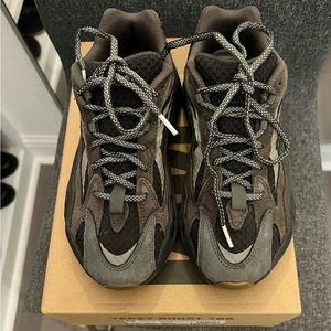 Gently used YEEZY BOOST 700 V2 GEODE 6 (mens)
